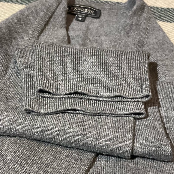 Express 100% Wool V neck Sweater in Gray size mens Large - Picture 5 of 14